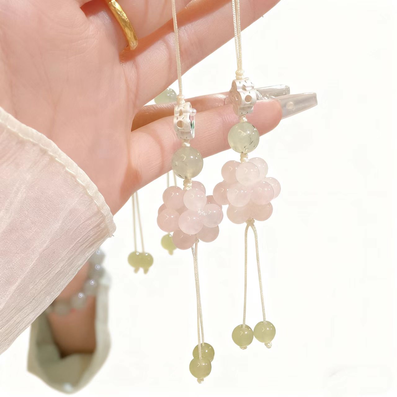 Rose Quartz Lucky Flower Charm – Crystal Phone Strap for Love & Sweet Vibes